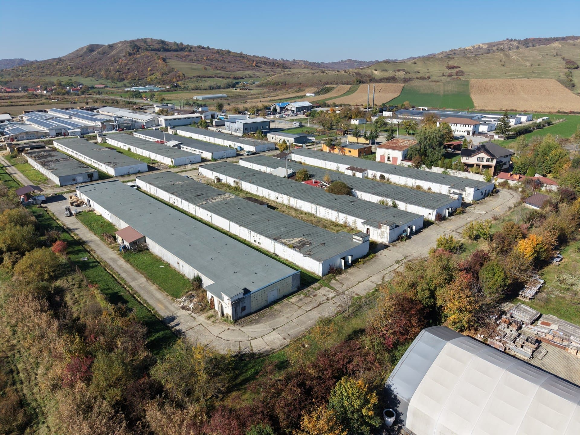 Ipari csarnokok 𝐒𝐙É𝐊𝐄𝐋𝐘𝐊𝐄𝐑𝐄𝐒𝐙𝐓Ú𝐑𝐎𝐍 – 1. kép